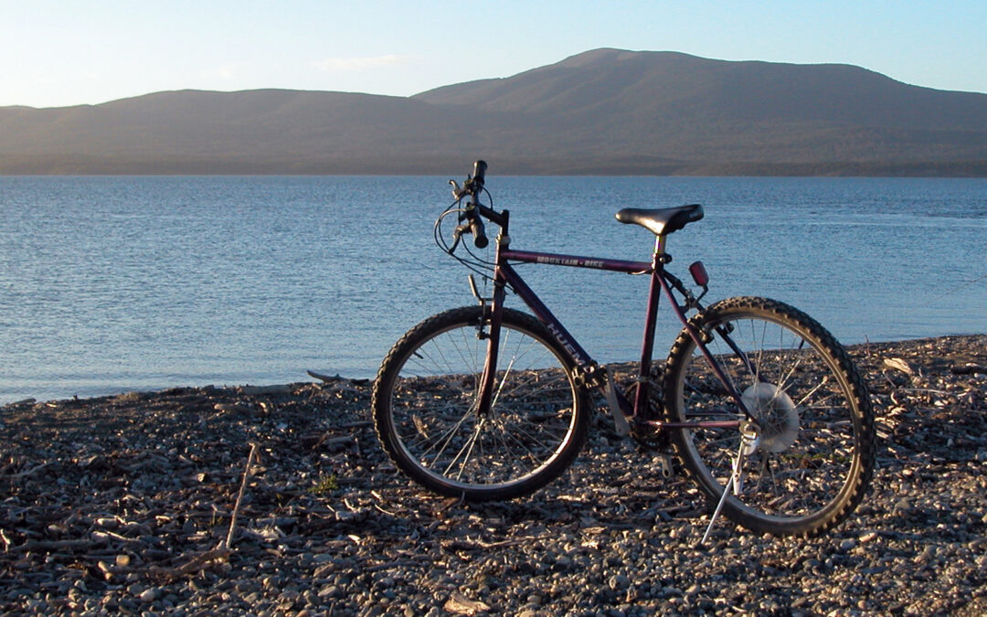 Bicicleta a orillas del lago Fagnano – Tierra del Fuego