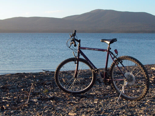 Bicicleta a orillas del lago Fagnano – Tierra del Fuego